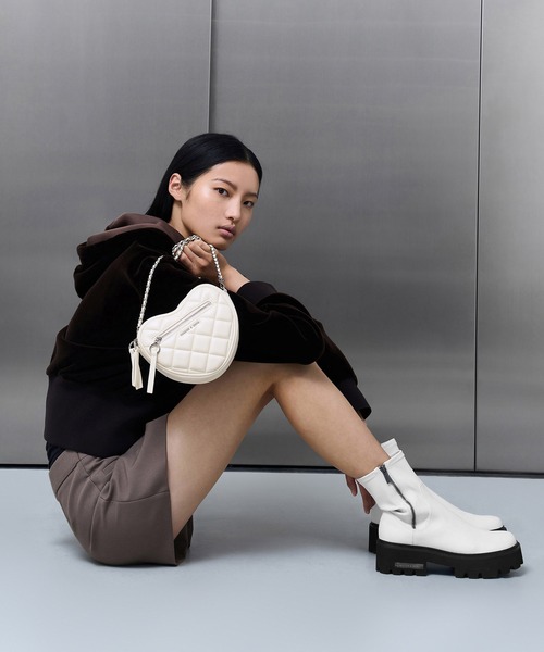 CHARLES & KEITH（チャールズ & キース）の「Philomena フィロメナ キルトハートクロスボディバッグ（ショルダーバッグ・レディース・レッド/スミクロ/クリーム/シルバー・S）」の2枚目の写真