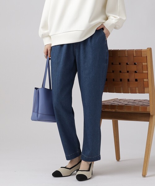 SHOO・LA・RUE（シューラルー）の「【SS-3L/洗える/美脚シルエット】ボトム選びが難しい方の救世主 デニムイージーテーパードパンツ（デニムパンツ・レディース・ホワイト/ネイビー/ブルー/ブラック・01/10/05/04/03/02）」の4枚目の写真