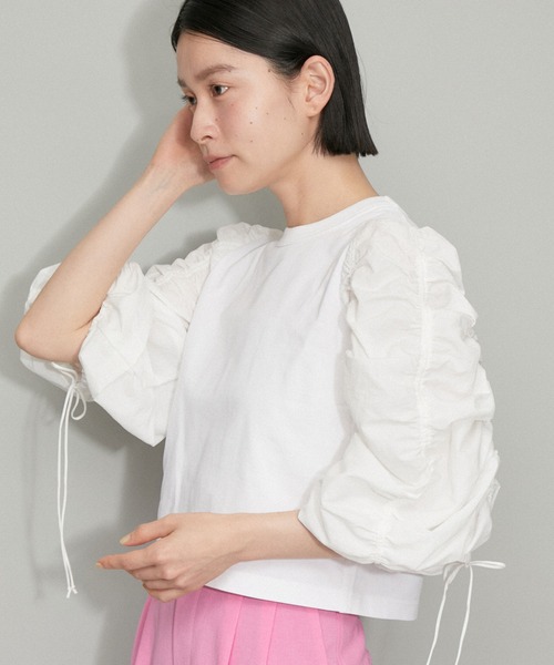ADAM ET ROPE'(アダムエロペ)の「ギャザースリーブTシャツ(Tシャツ/カットソー・レディース・ホワイト/ブラック/オフホワイト・FREE)」の2枚目の写真