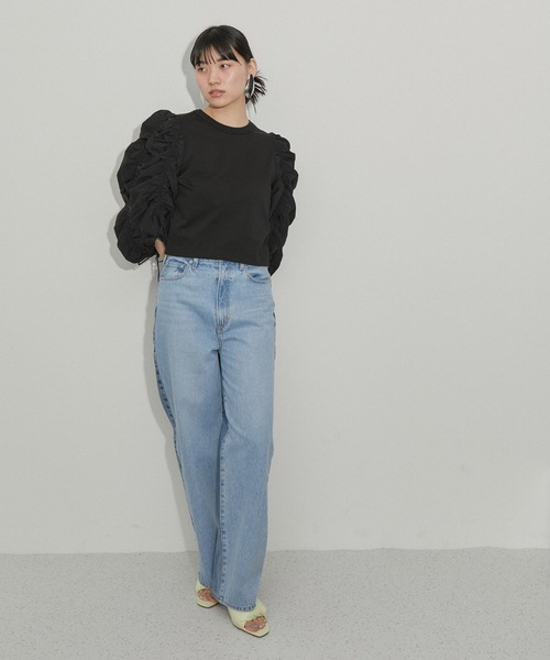 ADAM ET ROPE'(アダムエロペ)の「ギャザースリーブTシャツ(Tシャツ/カットソー・レディース・ホワイト/ブラック/オフホワイト・FREE)」の4枚目の写真