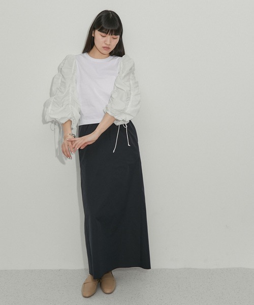 ADAM ET ROPE'(アダムエロペ)の「ギャザースリーブTシャツ(Tシャツ/カットソー・レディース・ホワイト/ブラック/オフホワイト・FREE)」の6枚目の写真