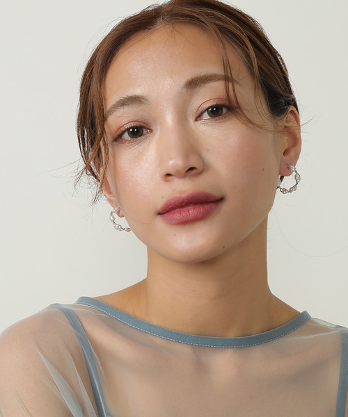 Kana(カナ)の「バロックパール ツイスト ハーフフープ ピアス 結婚式 パーティー デイリー(ピアス(両耳用)・レディース・シルバー/ゴールド・フリー)」の7枚目の写真