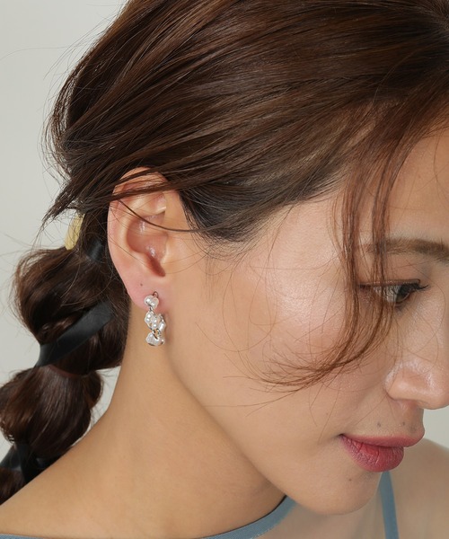 Kana(カナ)の「バロックパール ツイスト ハーフフープ ピアス 結婚式 パーティー デイリー(ピアス(両耳用)・レディース・シルバー/ゴールド・フリー)」の4枚目の写真