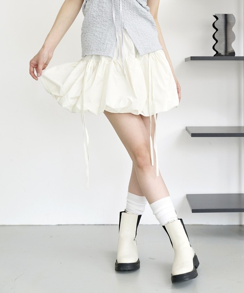 UNE MANSION(ユヌマンション)の「【インナーパンツ付き】フロントリボンバルーンナイロンフレアミニスカート(スカート・レディース・ブラック/グレー/アイボリー・FREE)」の10枚目の写真