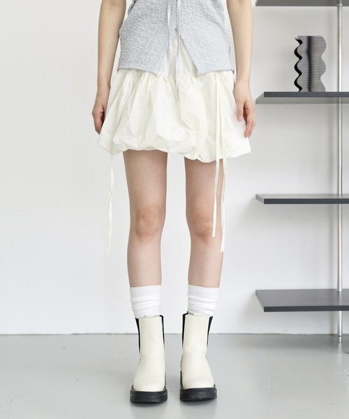 UNE MANSION(ユヌマンション)の「【インナーパンツ付き】フロントリボンバルーンナイロンフレアミニスカート(スカート・レディース・ブラック/グレー/アイボリー・FREE)」の20枚目の写真