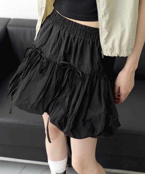 UNE MANSION(ユヌマンション)の「【インナーパンツ付き】フロントリボンバルーンナイロンフレアミニスカート(スカート・レディース・ブラック/グレー/アイボリー・FREE)」の17枚目の写真