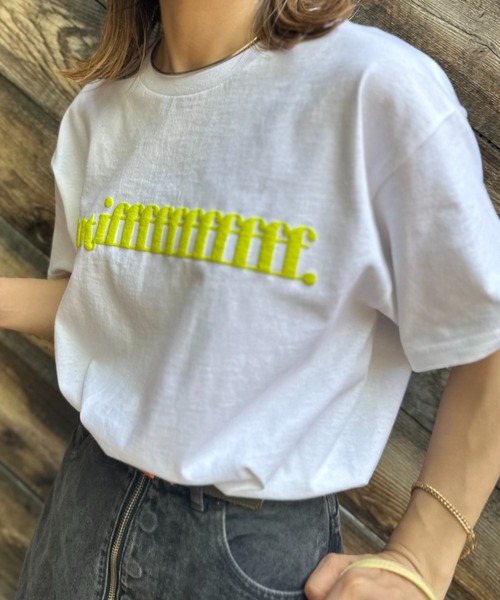 mi via loca(ミヴィアロカ)の「GILDAN 発泡モチーフロゴ半袖Tシャツ 【PT NO. MVL040 ※2A】(Tシャツ/カットソー・レディース・オフホワイト/オートミール/ナチュラル/ホワイト系その他/ライトアッシュグレー・MEDIUM/LARGE)」の2枚目の写真