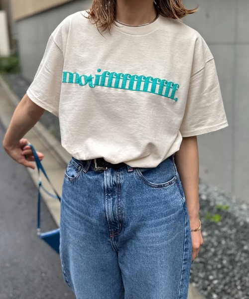 mi via loca(ミヴィアロカ)の「GILDAN 発泡モチーフロゴ半袖Tシャツ 【PT NO. MVL040 ※2A】(Tシャツ/カットソー・レディース・オフホワイト/オートミール/ナチュラル/ホワイト系その他/ライトアッシュグレー・MEDIUM/LARGE)」の6枚目の写真