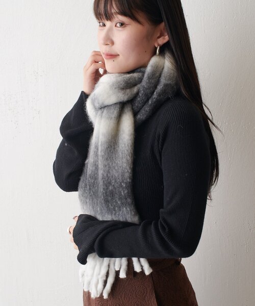 Lui's（ルイス）の「ウール混 グラデーションマフラー（マフラー・レディース・ブルー/ブラウン/ブラック・FREE）」の5枚目の写真