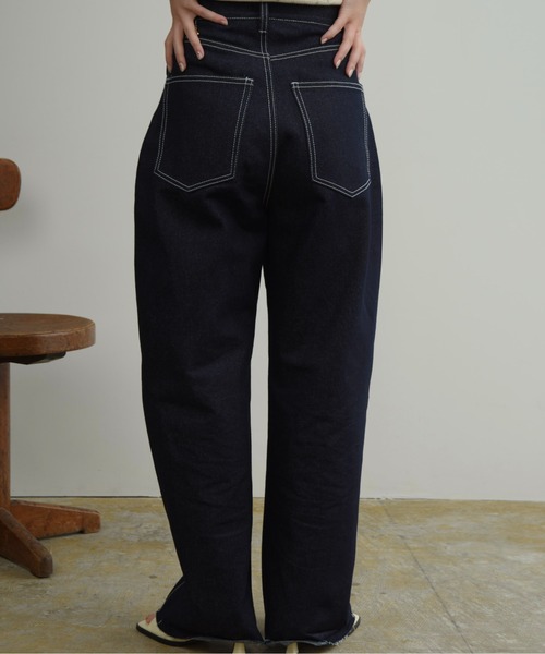 Amiur(エミレ)の「stitch line cocoon denim pants / ステッチラインコクーンデニムパンツ(デニムパンツ・レディース・ブラック/インディゴブルー・FREE)」の5枚目の写真