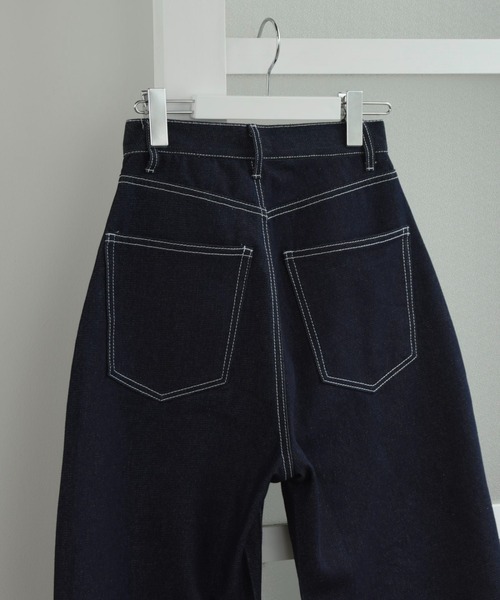 Amiur（エミレ）の「stitch line cocoon denim pants / ステッチ