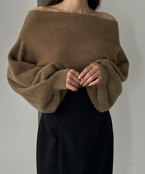 Louere(ルエレ)の「オフショルシャギーニット(ニット/セーター・レディース・アイボリー/ブラック/ピンクベージュ/チャコール/ブラウン・LARGE/MEDIUM)」の11枚目の写真