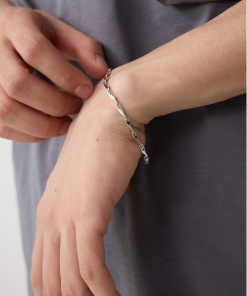 AZUL by moussy（アズールバイマウジー）の「アンギュラーチェーンブレスレット（ブレスレット・メンズ・シルバー/ゴールド・FREE）」の2枚目の写真