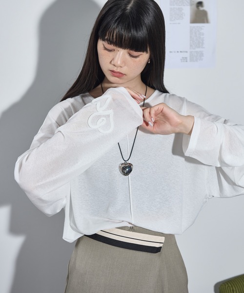 THE YOn(ザヨン)の「ハート刺繍ルーズフィットシアープルーオーバー(Tシャツ/カットソー・レディース・オフホワイト/ブラック/ボルドー・FREE)」の5枚目の写真