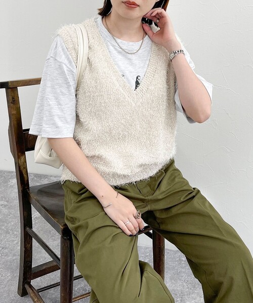 fredy emue（フレディエミュ）の「【WEB限定カラーあり】ポリフェザーニットベスト（ベスト・レディース・ベージュ/アイボリー/グレイッシュベージュ/グレー・38）」の15枚目の写真