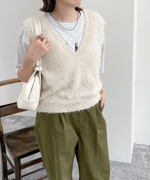 fredy emue（フレディエミュ）の「【WEB限定カラーあり】ポリフェザーニットベスト（ベスト・レディース・ベージュ/アイボリー/グレイッシュベージュ/グレー・38）」の19枚目の写真