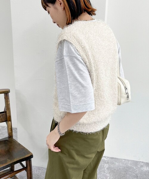 fredy emue（フレディエミュ）の「【WEB限定カラーあり】ポリフェザーニットベスト（ベスト・レディース・ベージュ/アイボリー/グレイッシュベージュ/グレー・38）」の21枚目の写真