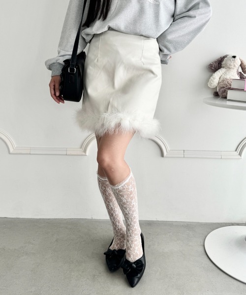 Loueme(ルエム)の「フェザーPUレザーミニスカート(スカート・レディース・アイボリー/ブラック・M)」の5枚目の写真