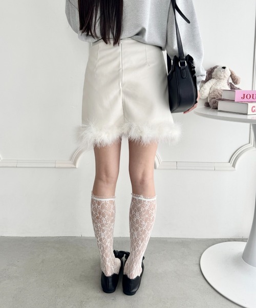 Loueme(ルエム)の「フェザーPUレザーミニスカート(スカート・レディース・アイボリー/ブラック・M)」の6枚目の写真
