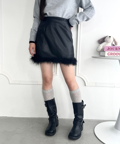 Loueme(ルエム)の「フェザーPUレザーミニスカート(スカート・レディース・アイボリー/ブラック・M)」の14枚目の写真
