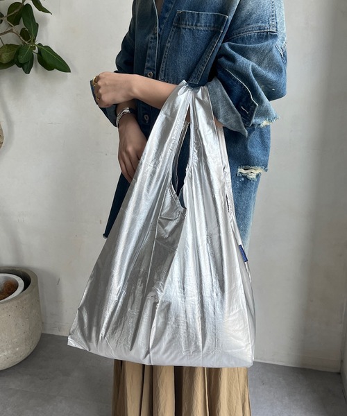 DouDou(ドゥドゥ)の「【BAGGU】24AW STANDARD メタリック(ショルダーバッグ・レディース・ゴールド/シルバー・FREE)」の1枚目の写真