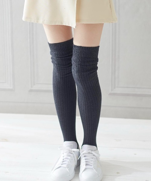 tutuanna(チュチュアンナ)の「リブオーバーニーソックス60cm丈(ソックス/靴下・レディース・キナリ/サンドベージュ/チャコール/ブラック/オフホワイト/グレー・M)」の5枚目の写真