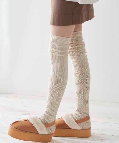 tutuanna(チュチュアンナ)の「リブオーバーニーソックス60cm丈(ソックス/靴下・レディース・キナリ/サンドベージュ/チャコール/ブラック/オフホワイト/グレー・M)」の2枚目の写真