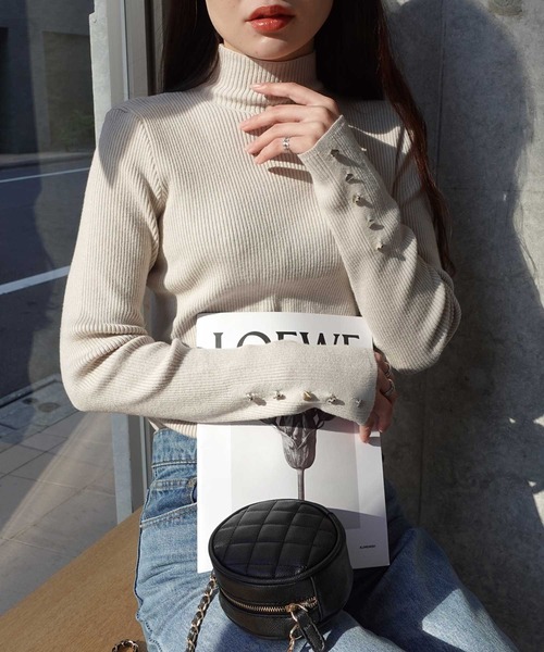 CORNERS(コーナーズ)の「袖ハートボタンリブハイネックニット(ニット/セーター・レディース・グレイッシュベージュ・M)」の6枚目の写真