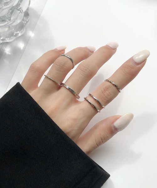 VIBGYOR Women(ヴィブジョー ウィメン)の「【float】シンプル デザイン リング【5個セット】(リング・レディース・ゴールド/シルバー/ブラック・FREE)」の1枚目の写真
