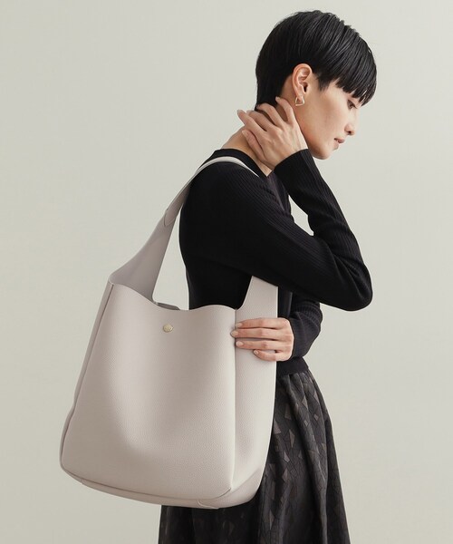 OPAQUE.CLIP(オペークドットクリップ)の「【軽量/A4サイズ対応】シュリンク合皮ワンハンドルトートバッグ(トートバッグ・レディース・ライトグレー/ブラック/アイボリー・00)」の9枚目の写真