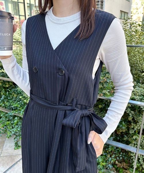 Doux Belle(ドゥーベル)の「Vネックハイウエストオールインワン(つなぎ/オールインワン・レディース・チャコールグレー/ネイビー/ブラック/グレイッシュベージュ・MEDIUM)」の7枚目の写真