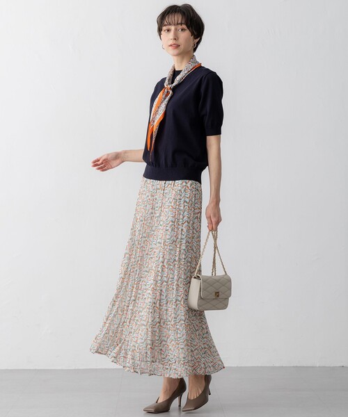 23区(ニジュウサンク)の「【洗える】シアーヘリンボーンプリント プリーツ スカート(スカート・レディース・オレンジ系5/ブルー系5・38/36/40)」の4枚目の写真