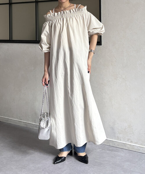 Thevon（ゼボン）の「シャーリングネックオフショルワンピース（ワンピース・レディース・モカ/ホワイト系その他/ブラック・FREE）」の5枚目の写真