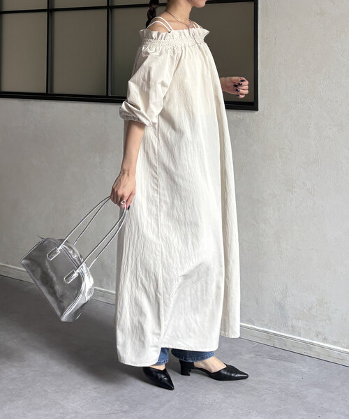 Thevon（ゼボン）の「シャーリングネックオフショルワンピース（ワンピース・レディース・モカ/ホワイト系その他/ブラック・FREE）」の7枚目の写真