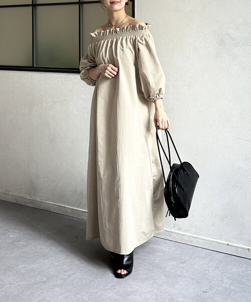 Thevon（ゼボン）の「シャーリングネックオフショルワンピース（ワンピース・レディース・モカ/ホワイト系その他/ブラック・FREE）」の18枚目の写真