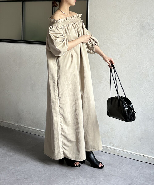 Thevon（ゼボン）の「シャーリングネックオフショルワンピース（ワンピース・レディース・モカ/ホワイト系その他/ブラック・FREE）」の20枚目の写真