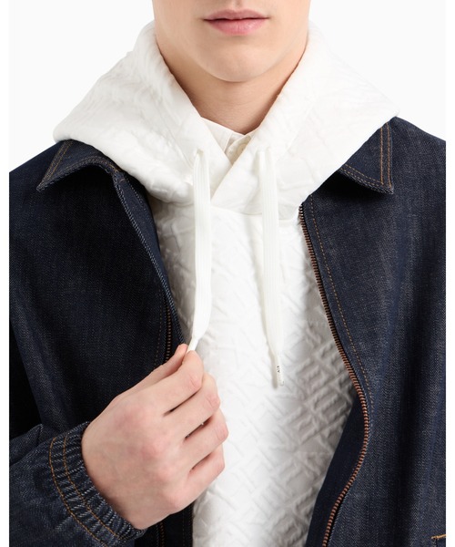 ARMANI EXCHANGE(アルマーニエクスチェンジ)の「【A|X アルマーニ エクスチェンジ】オールオーバージャカードロゴ フーデッドスウェットプルオーバー(スウェット・メンズ・ホワイト/ブラック・LARGE/X-LARGE/MEDIUM/SMALL/X-SMALL/XX-LARGE)」の4枚目の写真
