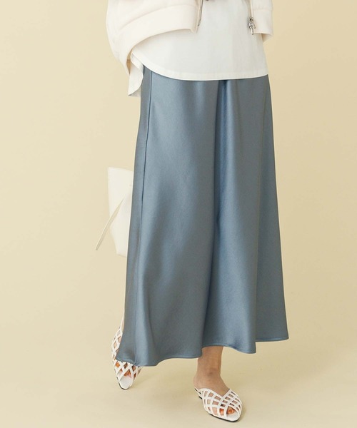 Gready Brilliant(グレディブリリアン)の「サテンバイアススカート(スカート・レディース・ブルーグレー/グレイッシュベージュ/チャコールグレー・36/38)」の2枚目の写真