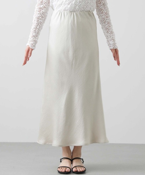 Gready Brilliant(グレディブリリアン)の「サテンバイアススカート(スカート・レディース・ブルーグレー/グレイッシュベージュ/チャコールグレー・36/38)」の9枚目の写真