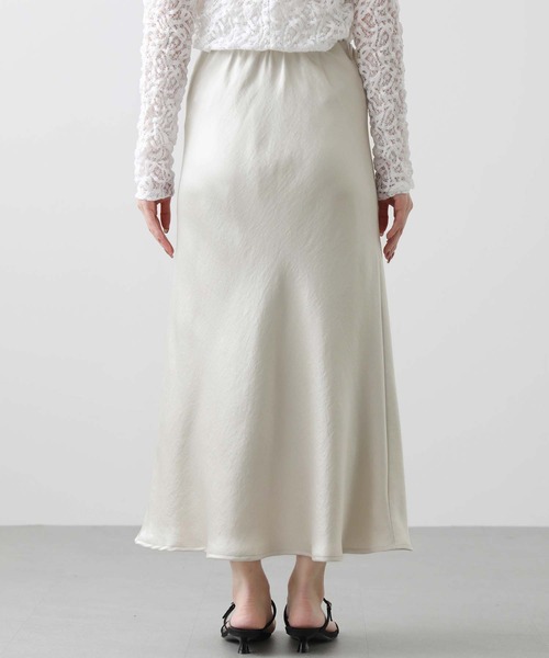 Gready Brilliant(グレディブリリアン)の「サテンバイアススカート(スカート・レディース・ブルーグレー/グレイッシュベージュ/チャコールグレー・36/38)」の8枚目の写真