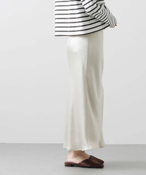 Gready Brilliant(グレディブリリアン)の「サテンバイアススカート(スカート・レディース・ブルーグレー/グレイッシュベージュ/チャコールグレー・36/38)」の15枚目の写真