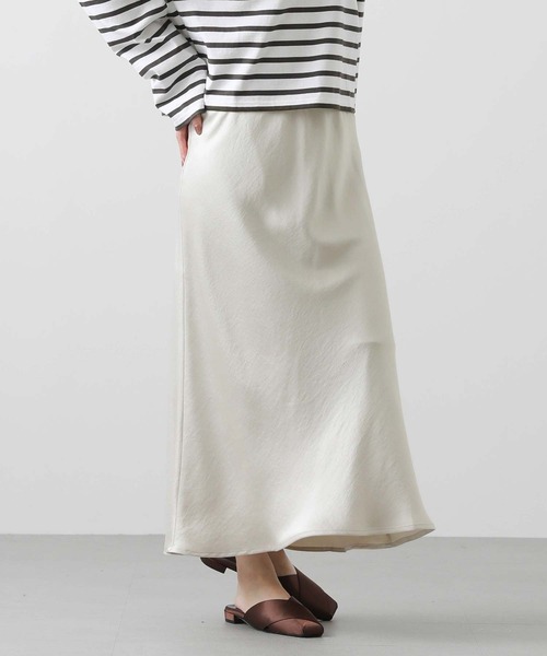 Gready Brilliant(グレディブリリアン)の「サテンバイアススカート(スカート・レディース・ブルーグレー/グレイッシュベージュ/チャコールグレー・36/38)」の13枚目の写真