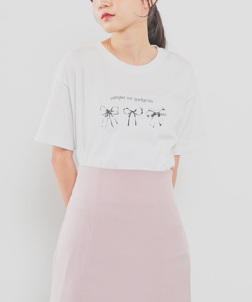 Honeys(ハニーズ)の「【UVカット】リボンプリントTシャツ(Tシャツ/カットソー・レディース・ブラック/オートミール/ピンク/ホワイト・L/LL/M/S)」の1枚目の写真