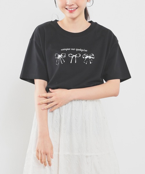 Honeys(ハニーズ)の「【UVカット】リボンプリントTシャツ(Tシャツ/カットソー・レディース・ブラック/オートミール/ピンク/ホワイト・L/LL/M/S)」の2枚目の写真