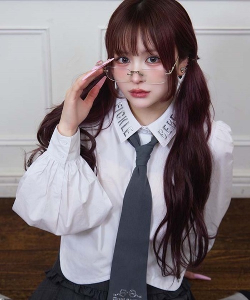 FickleBebe(フィクルベベ)の「デザインヘムクロップドシャツ(シャツ/ブラウス・レディース・ブラック/ホワイト・FREE)」の2枚目の写真