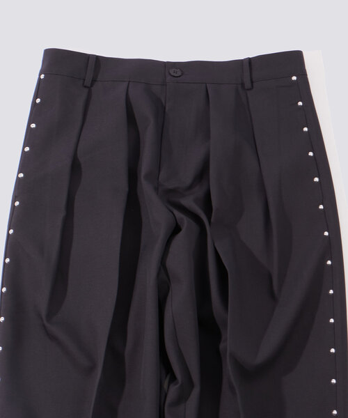 WHO'S WHO gallery（フーズフーギャラリー）の「【HiNT/ヒント】スタッズワイドスラックス（スラックス・メンズ・ブラック/チャコールグレー/ネイビー・FREE）」の4枚目の写真