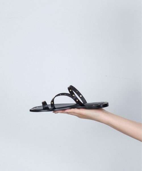 CORSO ROMA，9（コルソローマ）の「【CORSO ROMA,9/コルソローマ9】フラット サムリング サンダル スタッズ（サンダル・レディース・ブラック・36/37/39/38）」の4枚目の写真