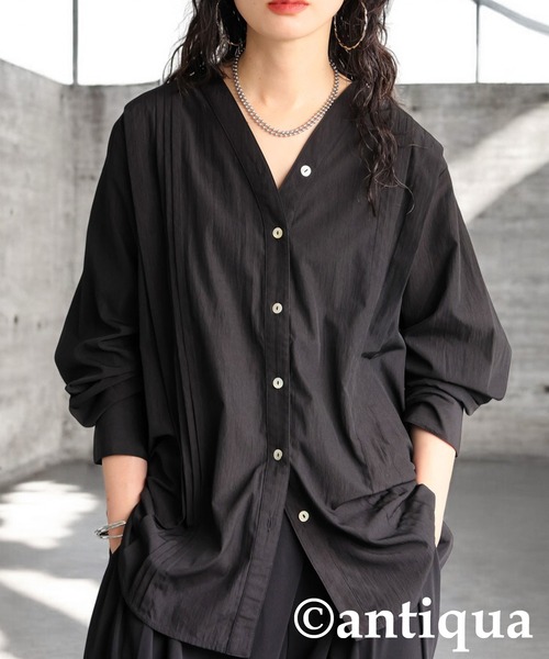antiqua(アンティカ)の「Vネックタックシャツ(シャツ/ブラウス・レディース・ホワイト/ブラック・ONESIZE)」の1枚目の写真