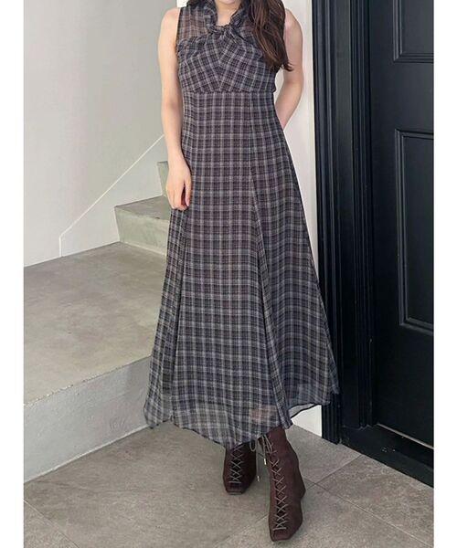 MERCURYDUO(マーキュリーデュオ)の「ツイストネックチェック柄ワンピース(ワンピース・レディース・ブラウン/ブラック・SMALL/MEDIUM)」の2枚目の写真