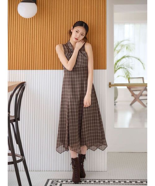 MERCURYDUO(マーキュリーデュオ)の「ツイストネックチェック柄ワンピース(ワンピース・レディース・ブラウン/ブラック・SMALL/MEDIUM)」の6枚目の写真
